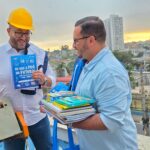 Prefeito Saulo Souza anuncia entrega de apostilas do sistema Universitário para todos os alunos da rede municipal