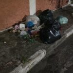 Moradores de rua espalham lixo nas calçadas