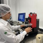 Mulheres impulsionam o controle de qualidade no laboratório da Suzano em Mogi das Cruzes (SP)