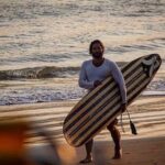 Tricampeão mundial de longboard realiza clínica com participação do ator e músico Dudu Azevedo, em Búzios