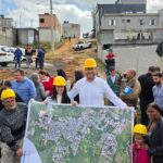 Saulo Souza e secretária estadual de Meio Ambiente vistoriam obras de saneamento na Vila São Francisco e confirmam conclusão da rede de esgoto nos próximos meses