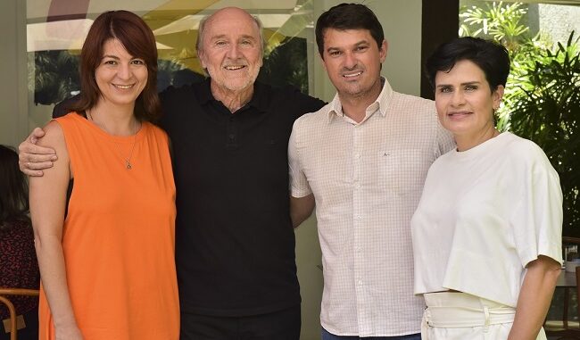 Foto-1---A-arquiteta-Iara-Luiza-Galvao-o-designer-Hans-Donner-o-empresario-Fabiano-Almeida-e-a-arquiteta-Ana-Gabriela-Lins
